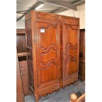 oude houten opbergkast vv 2 deuren, afm plm 160x53x240cm, licht beschadigd, mogelijks incompleet
